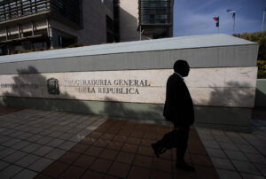 Una persona camina por el frente de la Procuraduría General de la República (PGR) en Santo Domingo (República Dominicana). EFE/ Orlando Barría