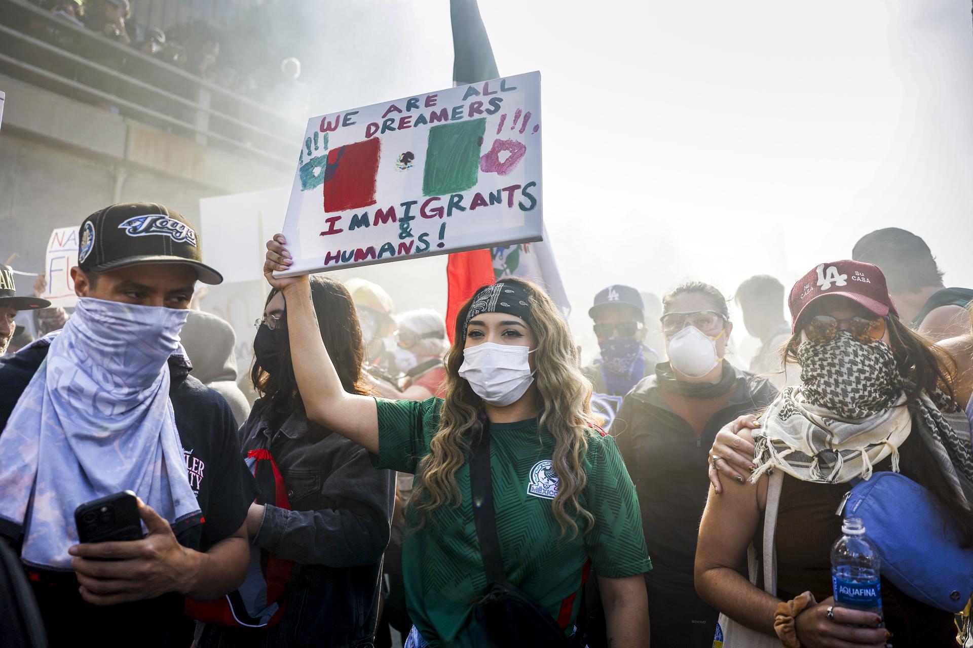 Decenas de activistas protestan este domingo, 8 de junio, contra las redadas de inmigración, al detener el tráfico en la autopista 101 cerca del edificio federal Edward R. Roybal, en Los Ángeles (CA, EE.UU.). EFE/Caroline Brehman
