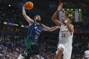 El ala-pívot de Unicaja Killian Tillie (i) entra a canasta ante Walter Tavares, del Real Madrid, durante el primer partido de la semifinal de la Liga Endesa de baloncesto que Real Madrid y Unicaja Málaga disputaron en el Movistar Arena. EFE/Juanjo Martín