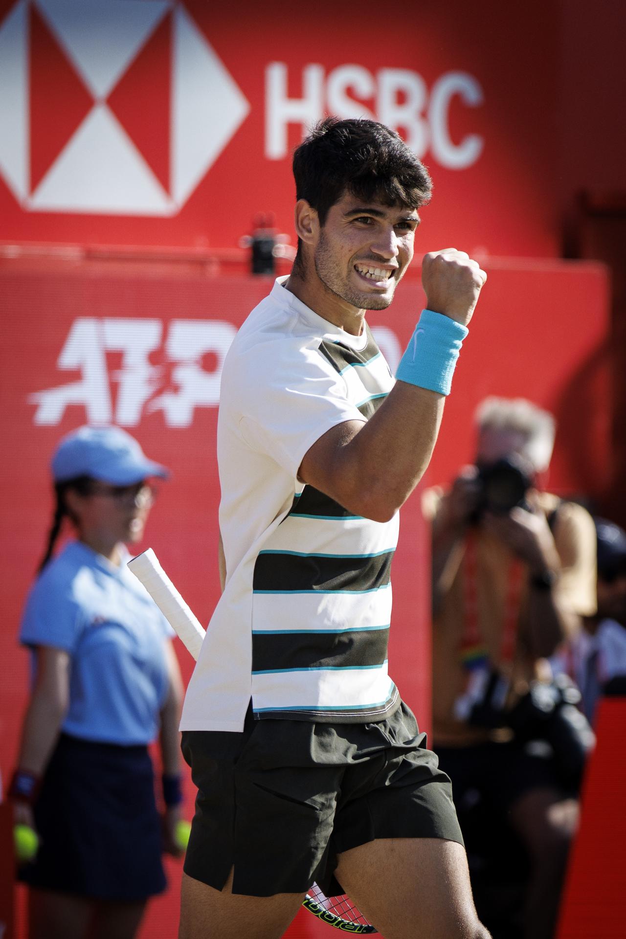 Carlos Alcaraz cumplió con su deseo de mejorar el servicio ante el francés Arthur Rinderknech (7-5 y 6-4) y dio una clase con su saque para clasificarse a las semifinales de Queen's por segunda vez en su carrera deportiva. EFE/EPA/TOLGA AKMEN