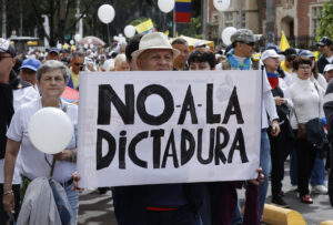 Personas se manifiestan durante la "Marcha del silencio" este domingo, en Bogotá (Colombia). EFE/Mauricio Dueñas Castañeda