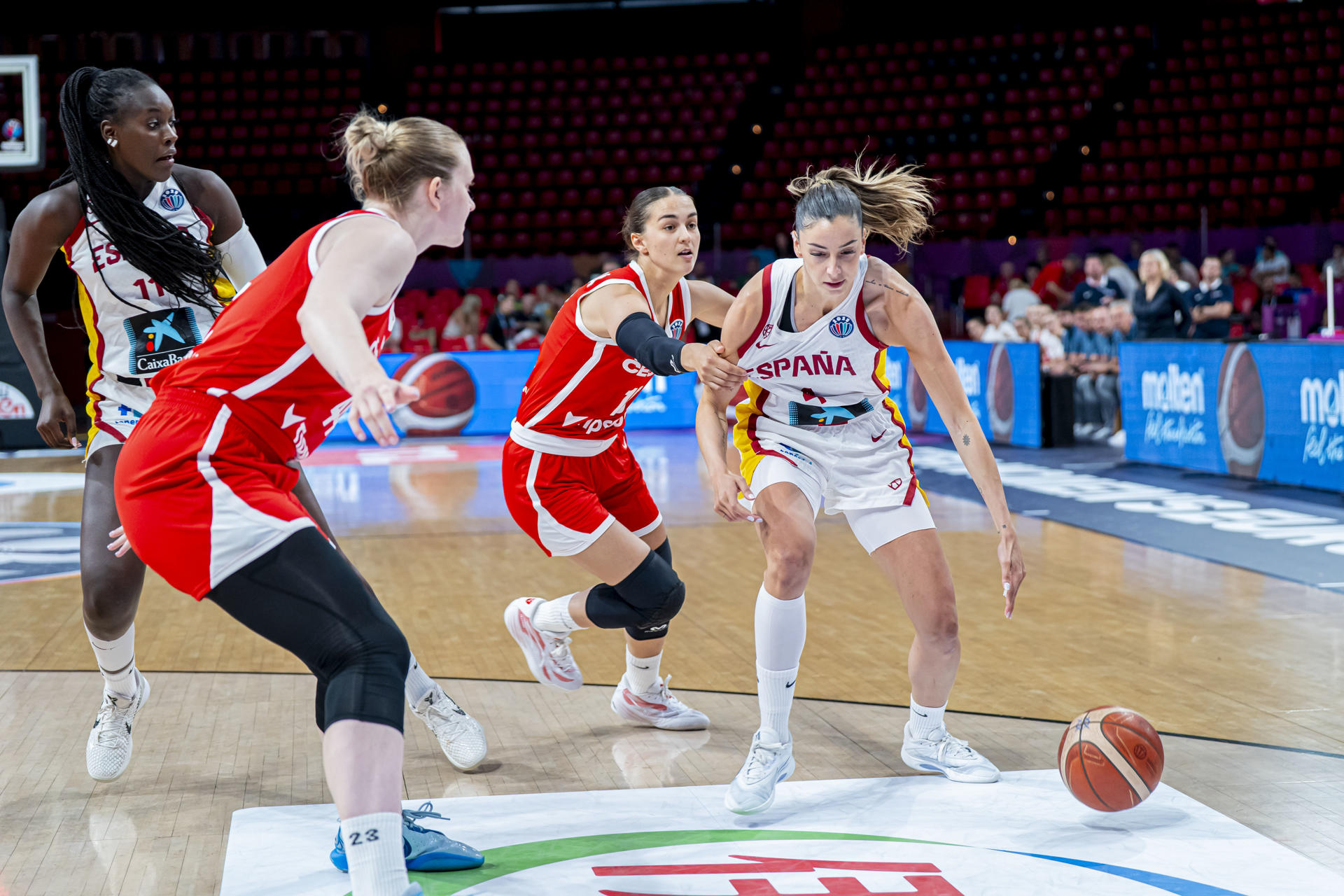 La base española Mariona Ortiz (d) defiende una posesión este miércoles durante el encuentro de los cuartos de final del Eurobasket Femenino, que enfrenta a España y la República Checa, en El Pireo (Grecia). EFE/ Alberto Nevado Piqueras/FEB
