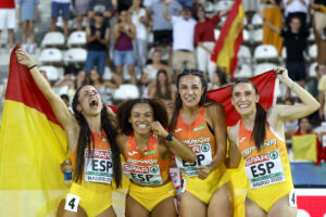 MADRID, 28/06/2025.- Las integrantes del equipo español de 4 x 100 celebran la segunda posición conseguida en su prueba durante el campeonato de Europa por equipos que se disputa hoy sábado en el estadio de Vallehermoso, en Madrid. EFE / Sergio Pérez