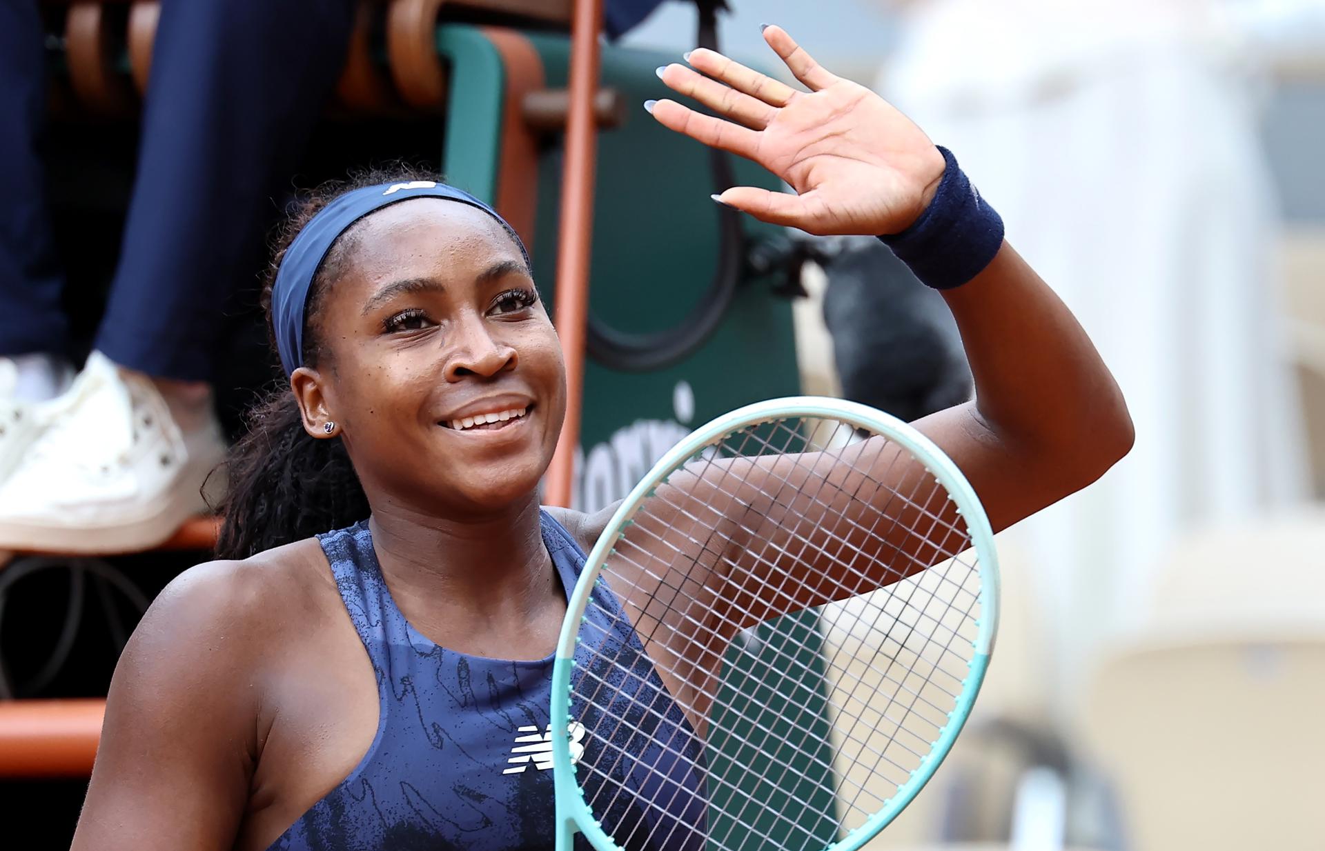La tenista estadounidense Coco Gauff (I) saluda al público en su partido contra la rusa Ekaterina Alexandrova en  Roland Garros en París, Francia. EFE/EPA/CHRISTOPHE PETIT TESSON