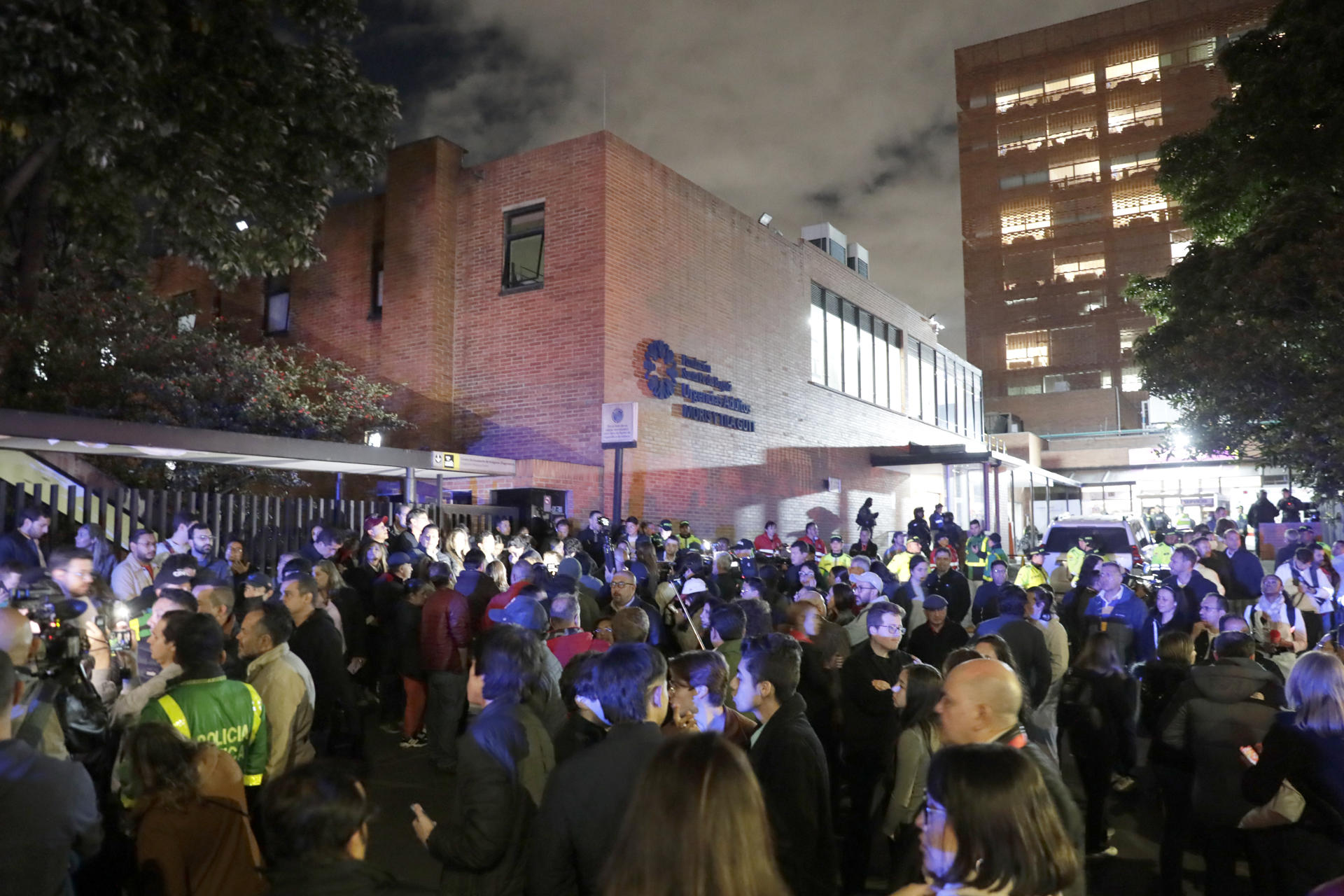 Decenas de personas fueron captadas este sábado, 7 de junio, a las afueras de la Fundación Santa Fe, donde fue trasladado el senador colombiano Miguel Uribe Turbay, tras ser víctima de un atentado con arma de fuego, en Bogotá (Colombia). EFE/Carlos Ortega