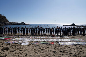 Personas participan en una marcha a favor de Palestina este sábado, en Valparaíso (Chile). EFE/ Adriana Thomasa