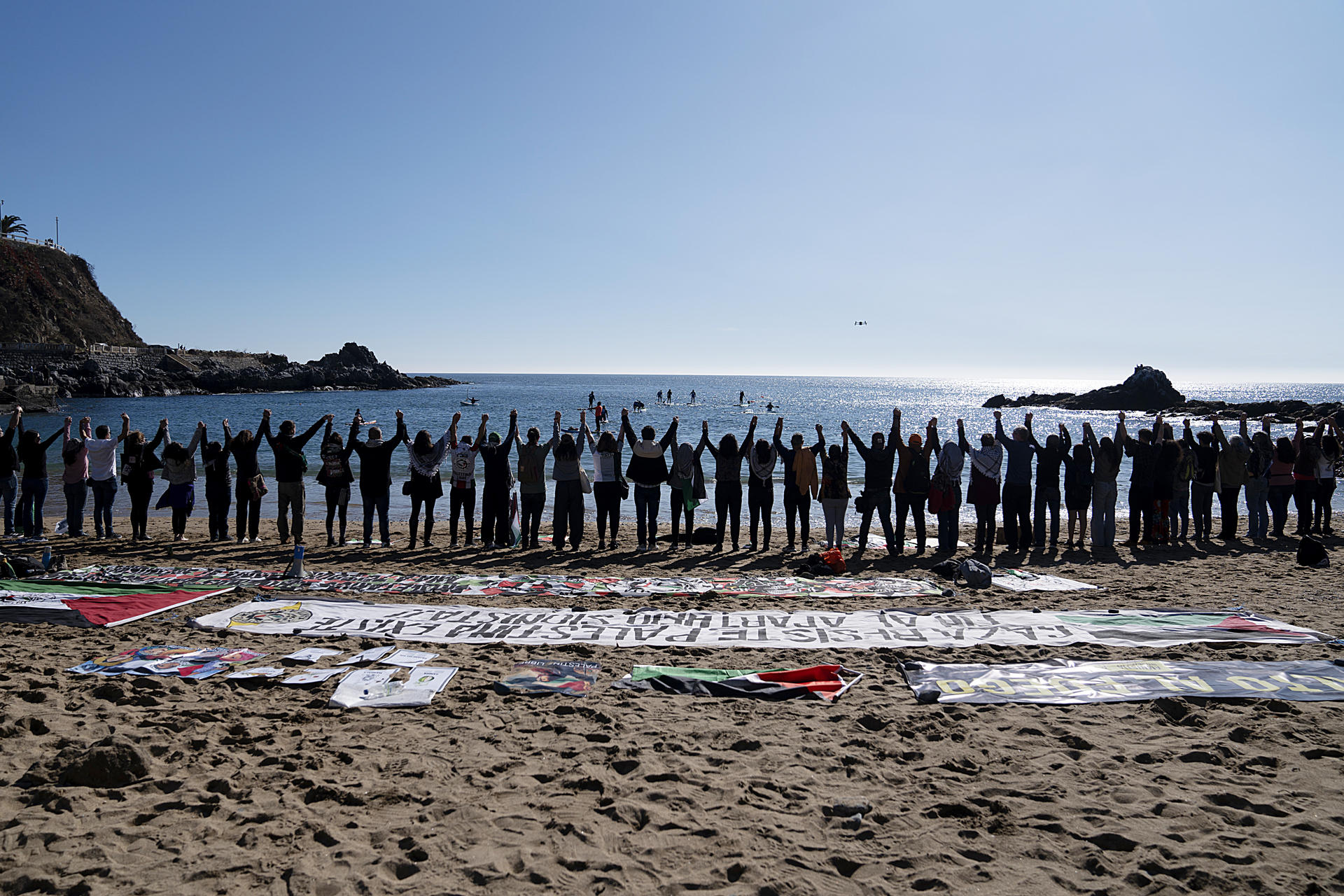 Personas participan en una marcha a favor de Palestina este sábado, en Valparaíso (Chile). EFE/ Adriana Thomasa