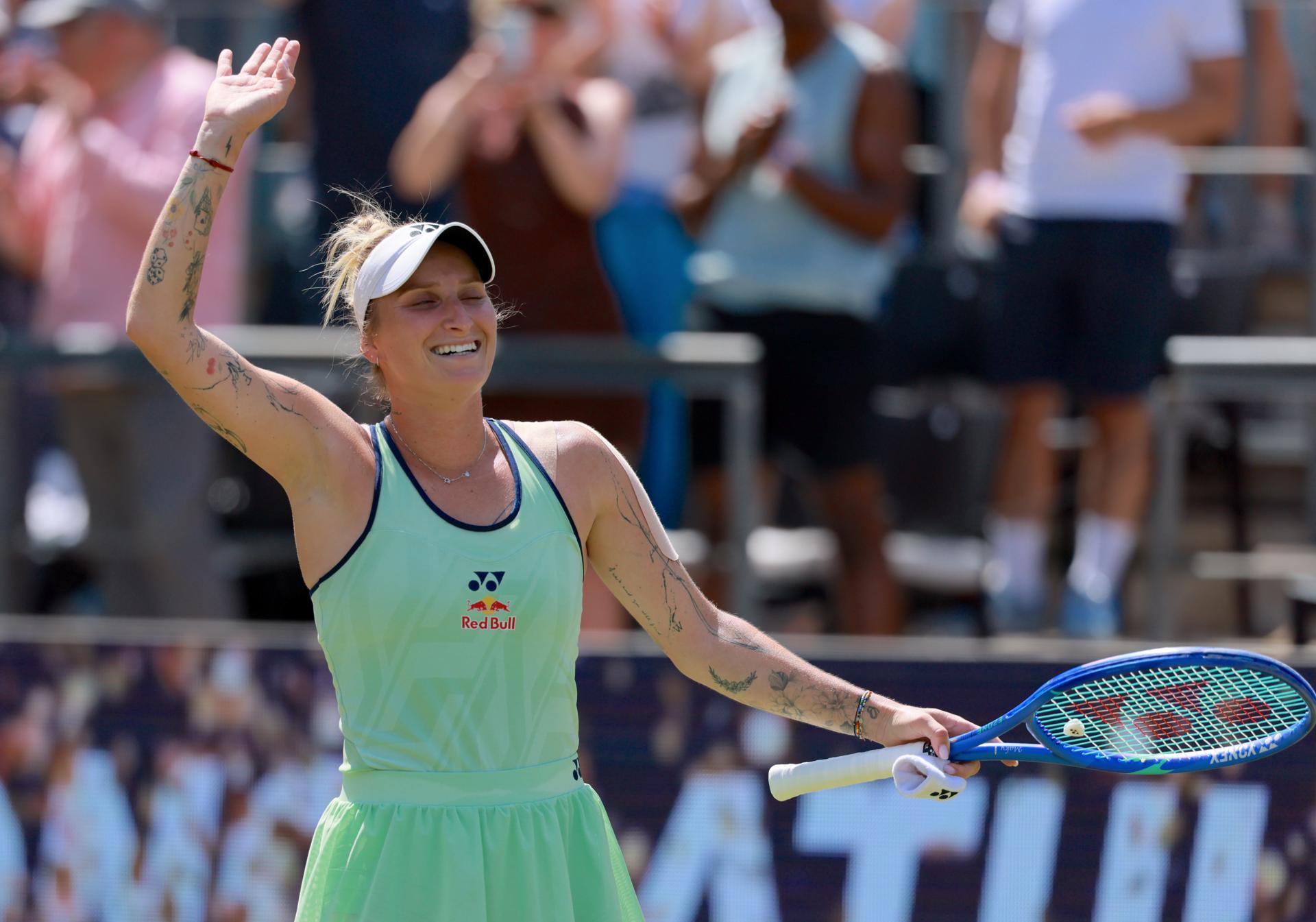 La checa Marketa Vondrousova, número 164 de la clasificación mundial, en la final ante la china Xinyu Wang en el torneo sobre hierba de Berlín.EFE/EPA/HANNIBAL HANSCHKE