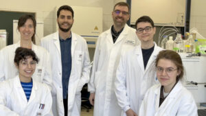 Marc Torrent Burgas y Roberto Bello Madruga (tercero y cuarto por la derecha, respectivamente) con el resto del equipo de investigación: Carmen Mesas Vaz, Enea Sancho Vaello, Jordi Gómez Borrego y Alba Guembe Mülberger. Crédito: UAB.