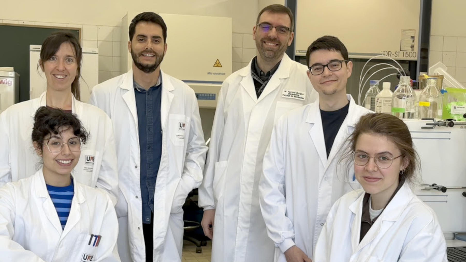 Marc Torrent Burgas y Roberto Bello Madruga (tercero y cuarto por la derecha, respectivamente) con el resto del equipo de investigación: Carmen Mesas Vaz, Enea Sancho Vaello, Jordi Gómez Borrego y Alba Guembe Mülberger. Crédito: UAB.