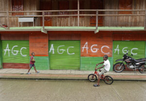 Fotografía de archivo de niños mientras juegan en una calle en Puerto Meluk, Chocó (Colombia). EFE/ Mauricio Dueñas Castañeda
