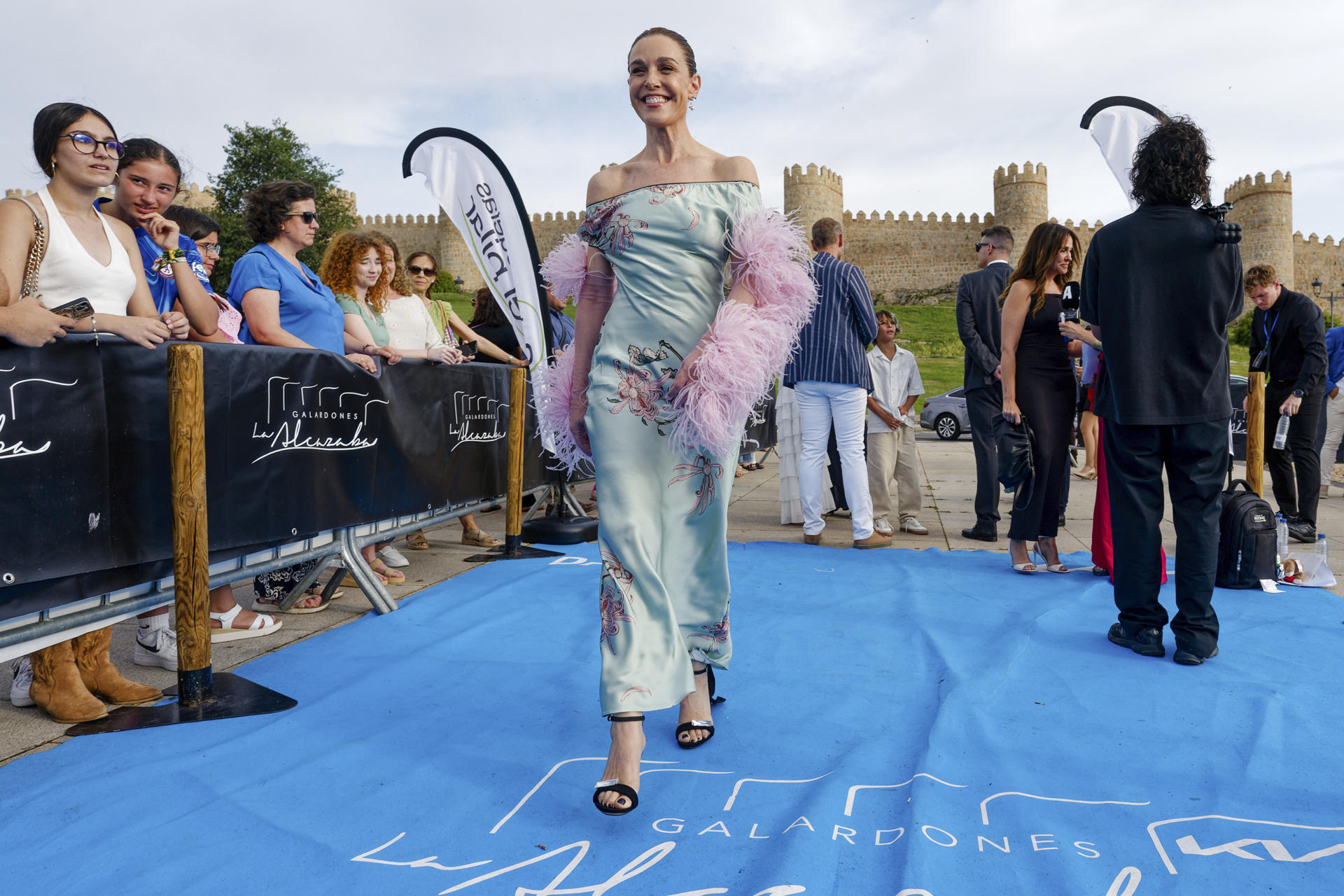 La presentadora Raquel Sánchez Silva, premio comunicación y entretenimiento 2025, a su llegada a los XX "Galardones la Alcazaba" este lunes, en Ávila (Castilla y León). EFE/ Raúl Sanchidrián