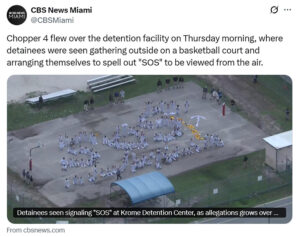 Captura de pantalla de la cuenta @CBSMiami de la red social X, que muestra un centenar de inmigrantes recluidos en el Centro de Detención de Krome, en Miami, formando con sus cuerpos un 'SOS' visible desde el aire en aparente protesta por el creciente hacinamiento denunciado por grupos civiles ante la arremetida migratoria del Gobierno de EE.UU., que comenzó ahora a realizar arrestos sorpresas en las citas para grilletes electrónicos. EFE/@CBSMiami