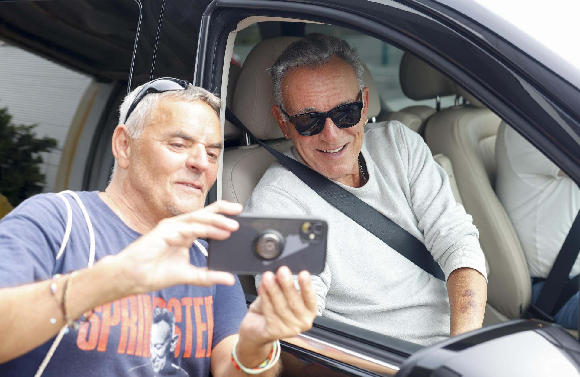El músico estadounidense Bruce Springsteen regresa a San Sebastián, donde ofrecerá dos conciertos -el sábado y el martes-, en su única parada española de la gira 'Land of Hope and Dreams' (Tierra de esperanza y de sueños), que arrancó el 14 de mayo en Manchester. EFE/Juan Herrero