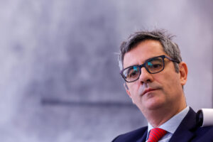 El ministro de la Presidencia, Justicia y Relaciones con las Cortes, Félix Bolaños, anuncia, en una entrevista con EFE, que el Gobierno convocará 1.440 nuevas plazas para jueces y fiscales durante los próximos tres años, hasta 2027. EFE/Javier Lizón