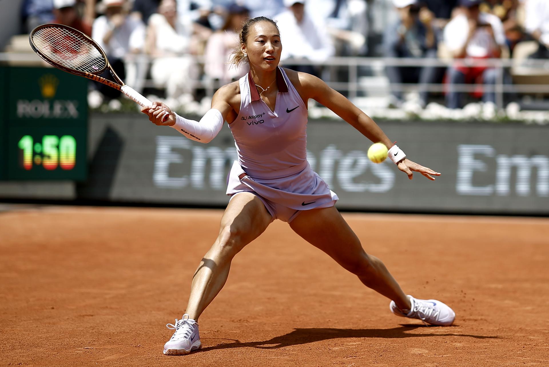 Qinwen Zheng, en un momento del partido de cuartos de final de Rolland Garros que perdió contra Aryna Sabalenka. EFE/EPA/YOAN VALAT