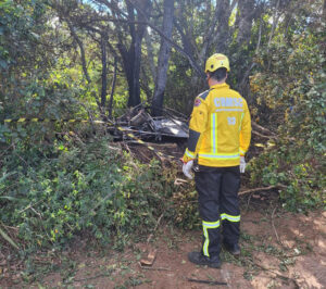 Fotografía cedida por el Cuerpo de Bomberos de Santa Catarina que muestra a un bomberos este sábado, en Santa Catarina (Brasil). EFE/ Cuerpo De Bomberos De Santa Catarina