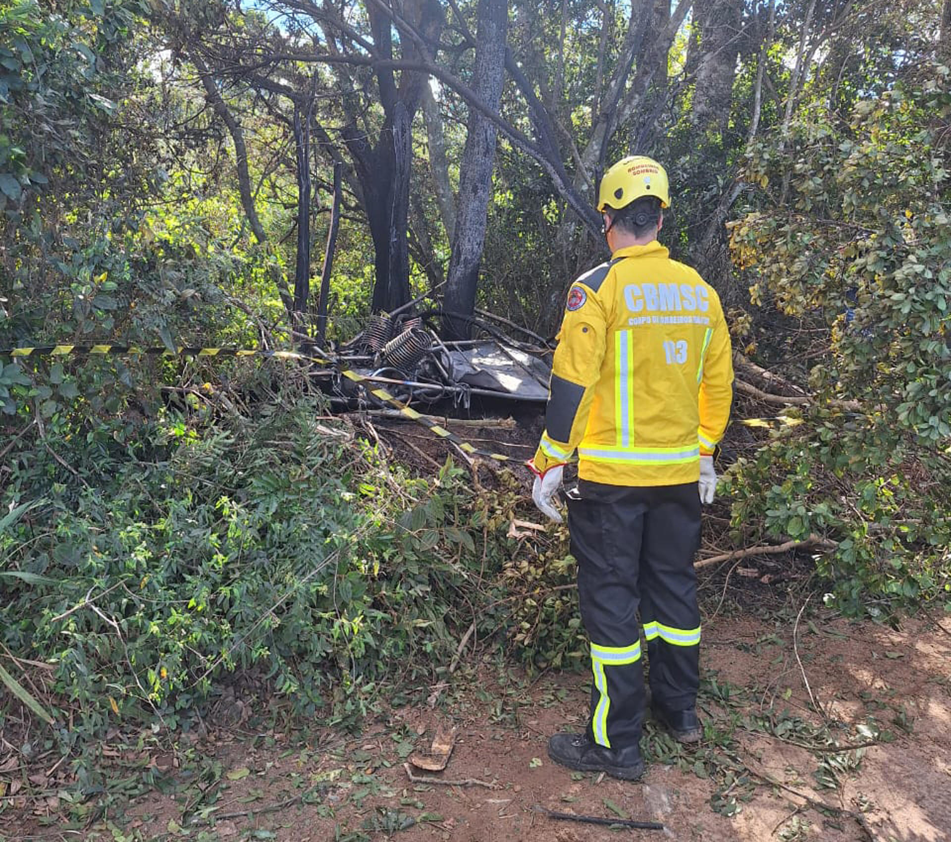 Fotografía cedida por el Cuerpo de Bomberos de Santa Catarina que muestra a un bomberos este sábado, en Santa Catarina (Brasil). EFE/ Cuerpo De Bomberos De Santa Catarina