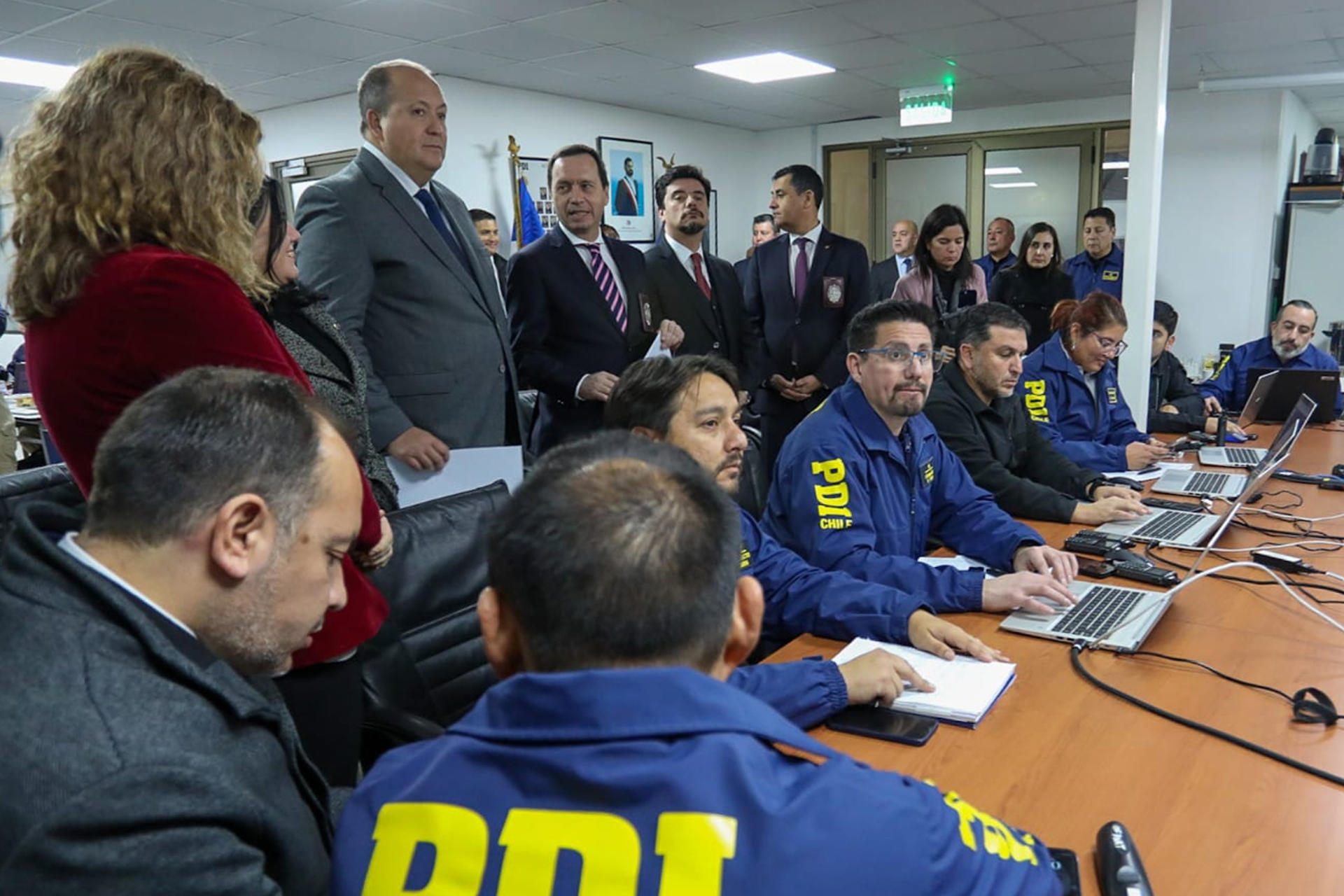 Fotografía cedida por la Fiscalía Nacional de Chile del fiscal general, Ángel Valencia (2i) acompañado de integrantes de la Policía de Investigaciones (PDI) este martes, en Santiago (Chile). EFE/ Fiscalía Nacional de Chile