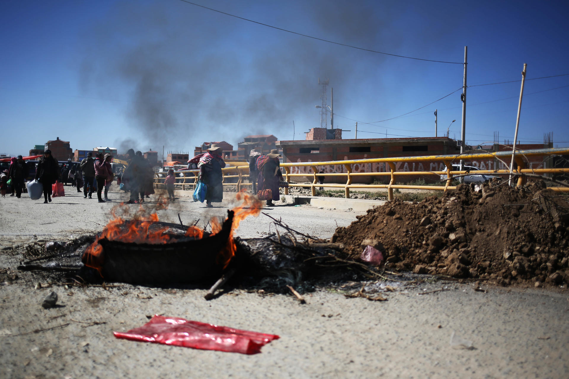 Personas caminan en una vía bloqueada durante una protesta este 3 de junio de 2025, El Alto (Bolivia). EFE/ Luis Gandarillas
