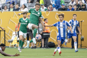 Richard Rios (c) de Palmeiras controla el balón en un partido del Mundial de Clubes. EFE/Angel Colmenares