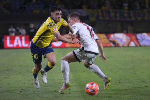 El centrocampista Alberto Moleiro (i), nuevo fichaje del Villarreal, durante el encuentro correspondiente a la jornada 35 de Laliga EA Sports que disputaron Las Palmas y Rayo en el Estadio de Gran Canaria. EFE / Angel Medina G.