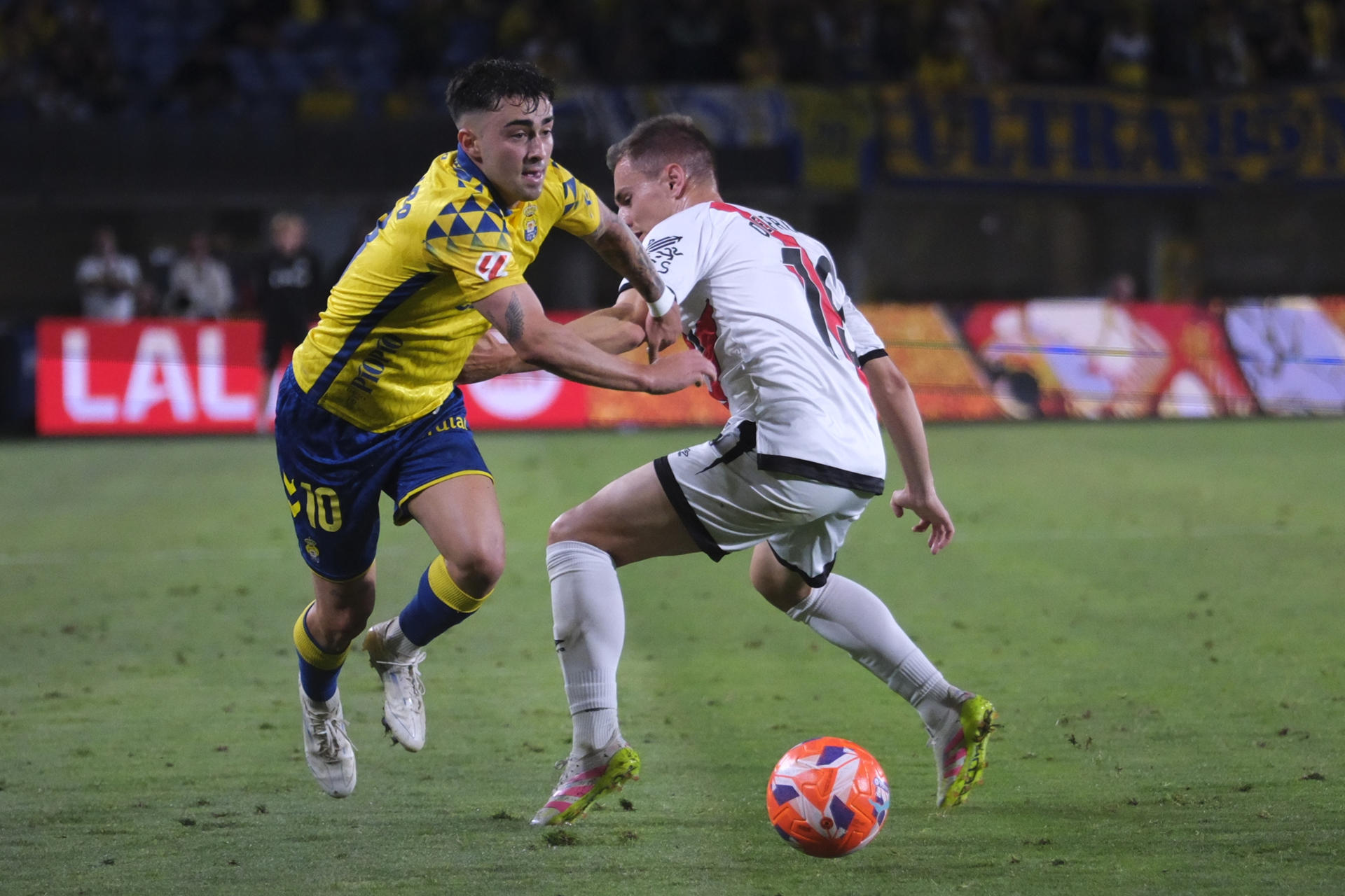El centrocampista Alberto Moleiro (i), nuevo fichaje del Villarreal, durante el encuentro correspondiente a la jornada 35 de Laliga EA Sports que disputaron Las Palmas y Rayo en el Estadio de Gran Canaria. EFE / Angel Medina G.