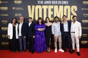 Imagen del elenco y del director de 'Votemos', Santiago Requejo, en el estreno de la película el pasado miércoles en el cine Capitol, en Madrid. EFE/Daniel González