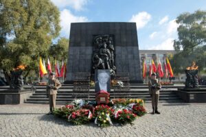 Imagen de archivo del monumento a los héroes del gueto en Varsovia. EFE/Leszek Szymañski