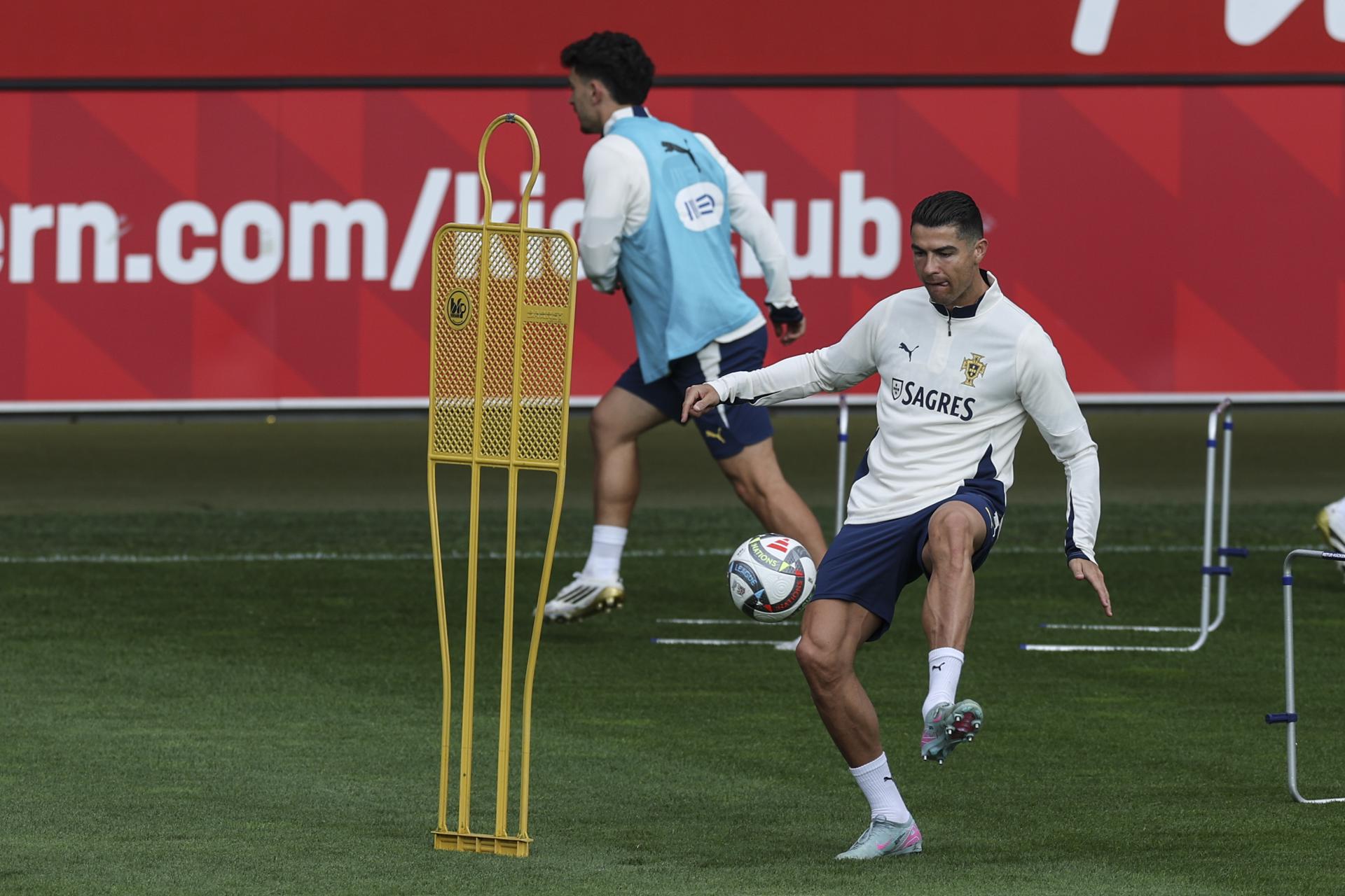 El jugador de la selección portuguesa de fútbol Cristiano Ronaldo en una sesión de entrenamiento en Múnich, Alemania. Portugal jugará contra España en la final de la Liga de Naciones de la UEFA. EFE/EPA/MIGUEL A. LOPES