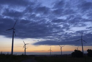 Varios molinos de viento al amanecer en un parque eólico, en una imagen de archivo. EFE/Jens Buettner