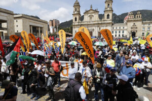 Personas participan en una marcha convocada por las centrales obreras en apoyo a la intención del presidente colombiano, Gustavo Petro, de convocar por decreto una consulta popular sobre la reforma laboral este miércoles, en la Plaza de Bolívar en Bogotá (Colombia). EFE/ Mauricio Dueñas Castañeda