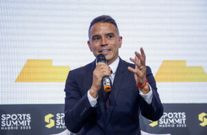 Javier Saviola, ex futbolista argentino, interviene en la mesa "La expansión internacional del fútbol Argentino" durante la jornada inaugural del "Sports Summit Madrid 2025" que se celebra en las instalaciones de IFEMA, en Madrid. EFE/David Fernández