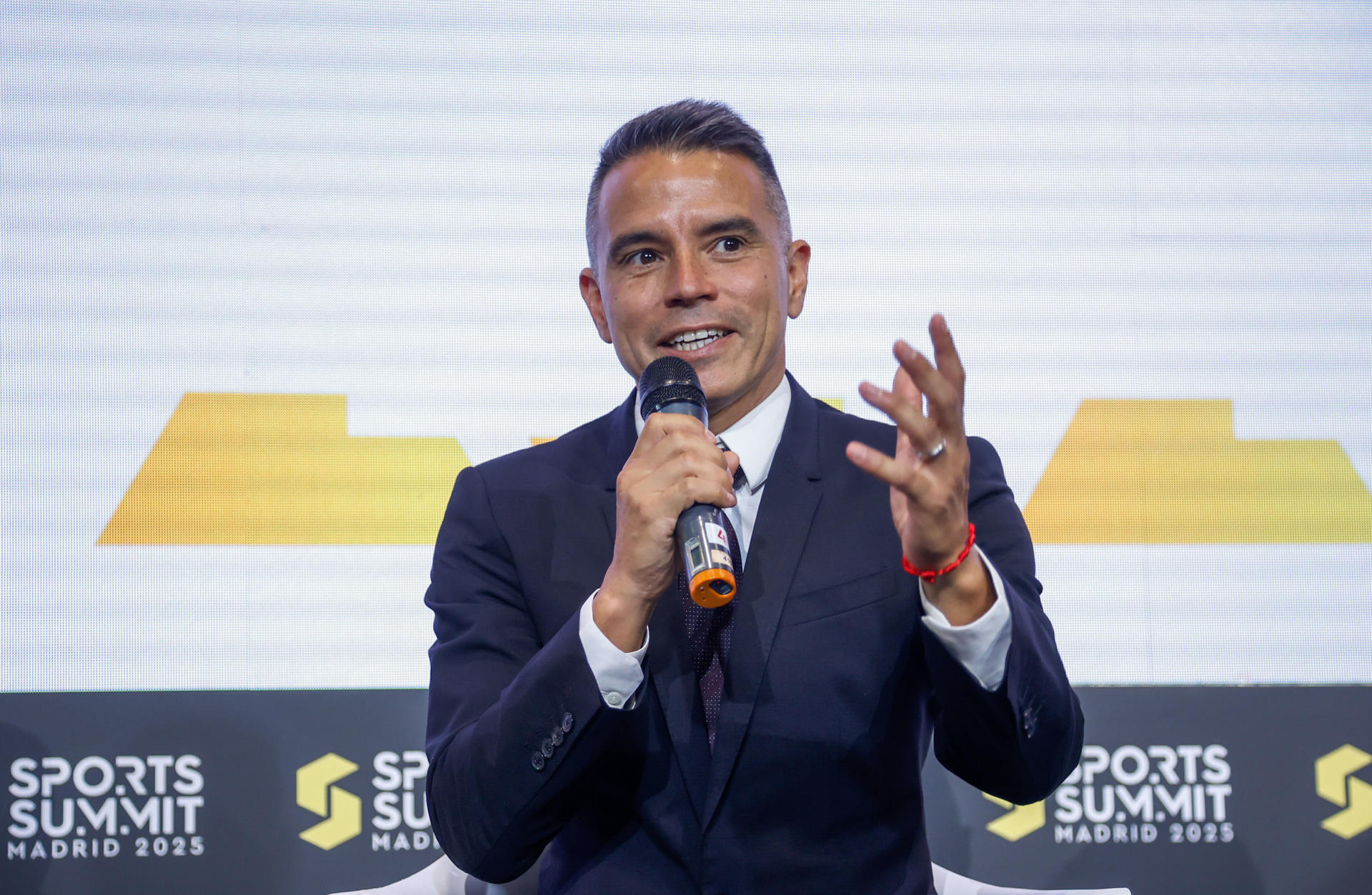 Javier Saviola, ex futbolista argentino, interviene en la mesa "La expansión internacional del fútbol Argentino" durante la jornada inaugural del "Sports Summit Madrid 2025" que se celebra en las instalaciones de IFEMA, en Madrid. EFE/David Fernández