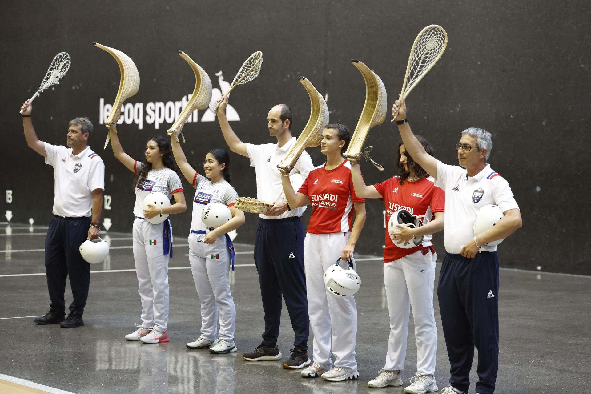 La primera jornada de la I Liga de Naciones de cesta punta en frontón de 54 metros, primer torneo oficial en el que competirá el combinado vasco tras su reconocimiento internacional, ha enfrentado en Gernika a los equipos femeninos de Francia (rojo) contra México (blanco). EFE/Miguel Toña