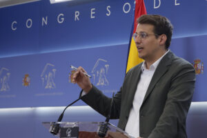 El diputado de CHA dentro de la coalición Sumar, Jorge Pueyo, durante la rueda de prensa que ha ofrecido este martes en el Congreso que acoge reunión de la Junta de Portavoces. EFE/ Javier Lizon