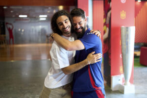 Entrenamiento de la Selección Española Absoluta de Fútbol Masculino antes de la Final Four de la UEFA Nations League 2024/25, en la Ciudad del Fútbol de Las Rozas, este domingo. En la imagen, Cucurella y Francisco Alarcón 'Isco', durante el entrenamiento. EFE/RFEF/Ángel Martínez