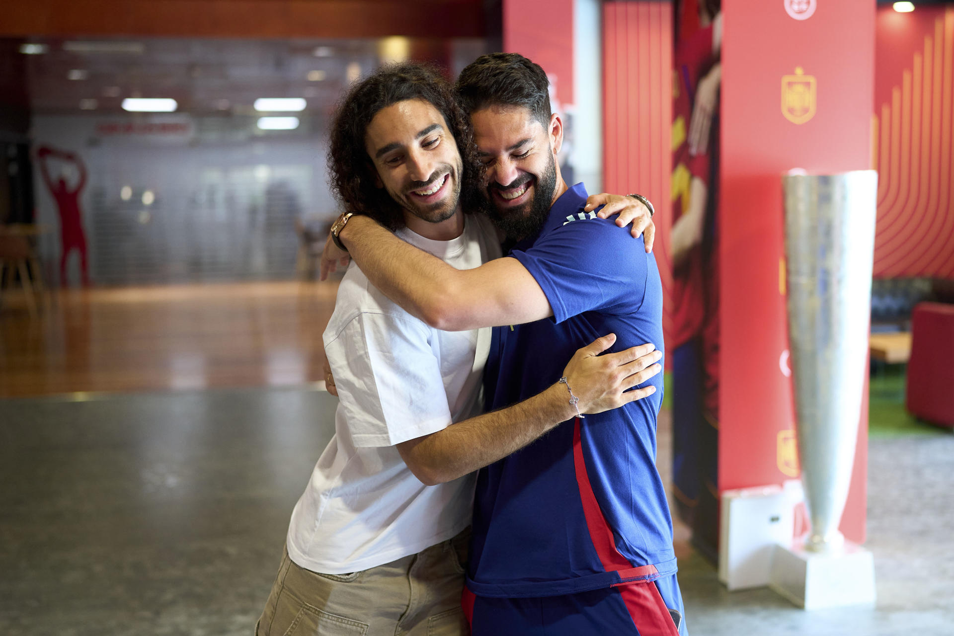Entrenamiento de la Selección Española Absoluta de Fútbol Masculino antes de la Final Four de la UEFA Nations League 2024/25, en la Ciudad del Fútbol de Las Rozas, este domingo. En la imagen, Cucurella y Francisco Alarcón 'Isco', durante el entrenamiento. EFE/RFEF/Ángel Martínez