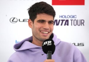 El español Carlos Alcaraz en rueda de prensa en el Queen's Club Championships, Londres. EFE/EPA/NEIL HALL