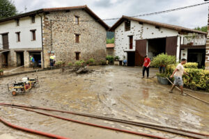 Vista este sábado, de los daños provocados por las intensas lluvias de esta madrugada en el pueblo guipuzcoano de Lazkao, uno de los más perjudicados. EFE/ Javi Colmenero