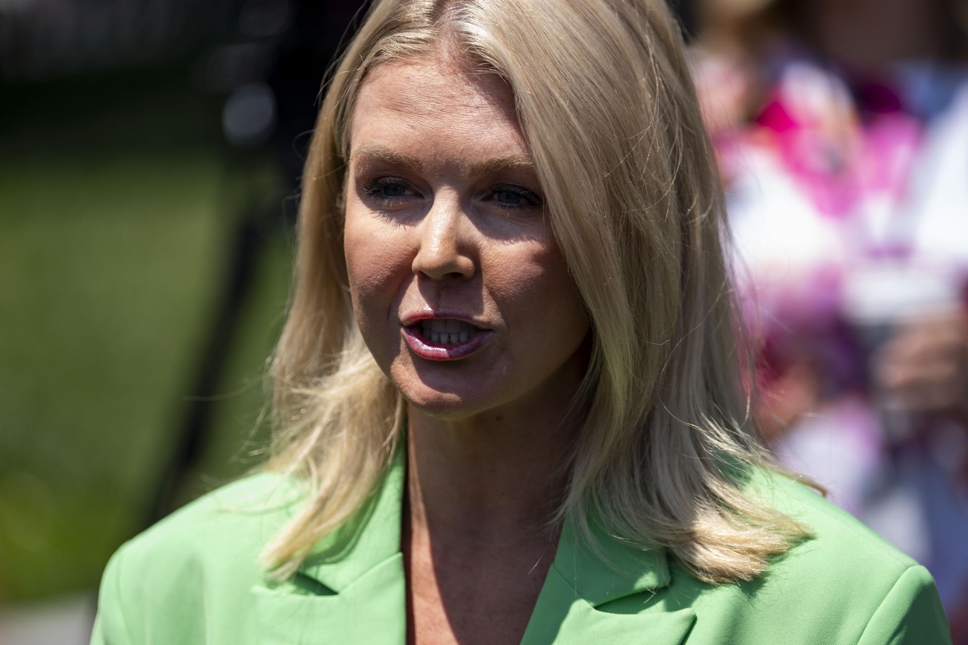 La Secretaria de Prensa de la Casa Blanca, Karoline Leavitt, habla con la prensa fuera del Ala Oeste de la Casa Blanca en Washington, DC, el 2 de junio de 2025. EFE/BONNIE CASH / POOL