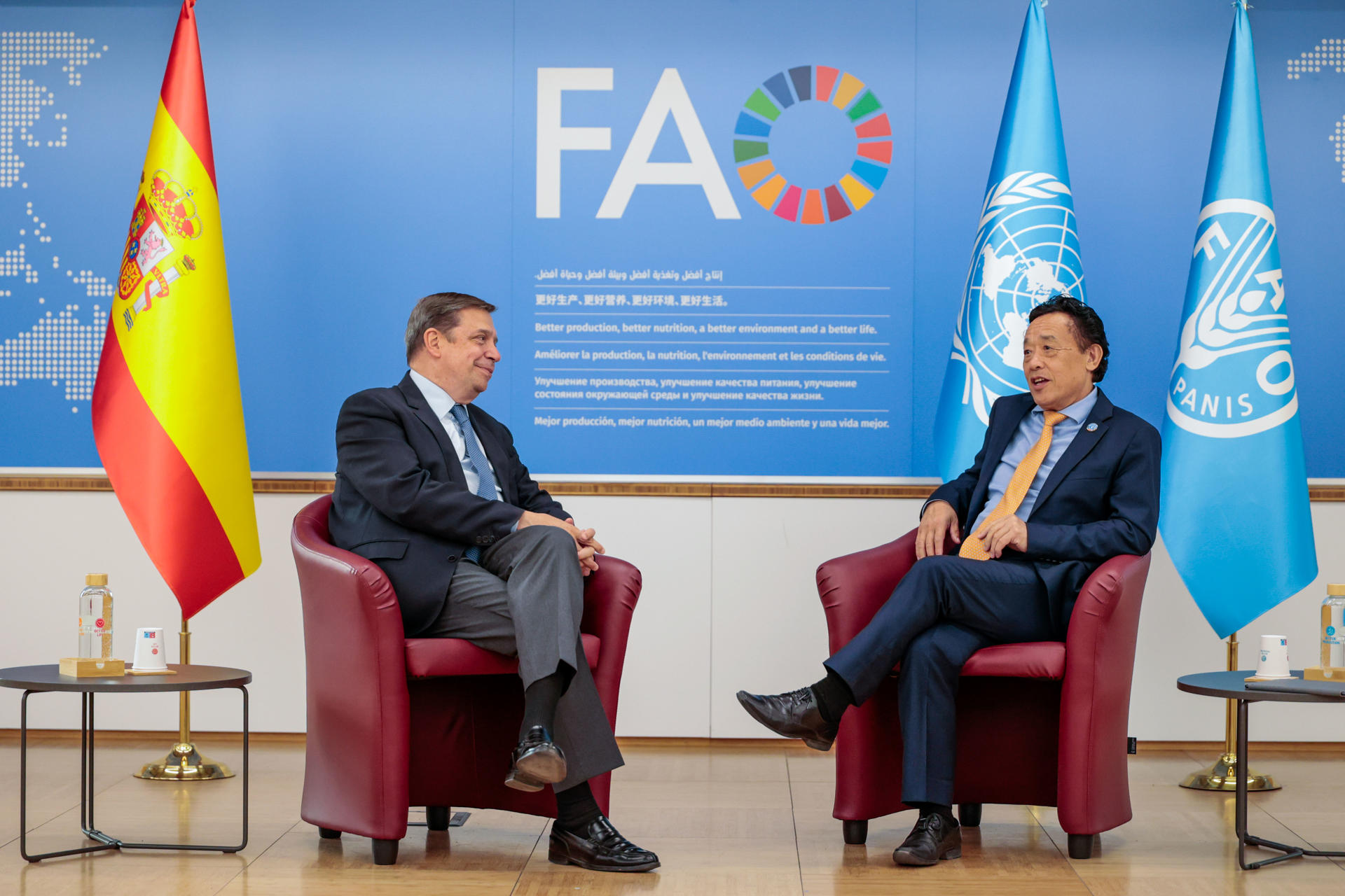 ROMA , 26/06/2025.- El ministro español de Agricultura, Luis Planas (i) conversa con el director de la FAO, Qu Dongyu, durante su reunión este jueves en Roma. EFE/FAO/Giuseppe Carotenuto SOLO USO EDITORIAL/SOLO DISPONIBLE PARA ILUSTRAR LA NOTICIA QUE ACOMPAÑA (CRÉDITO OBLIGATORIO)