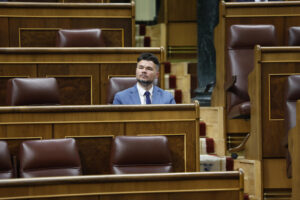 El portavoz parlamentario de ERC, Gabriel Rufián, en su escaño este miércoles en el Congreso. EFE/Chema Moya