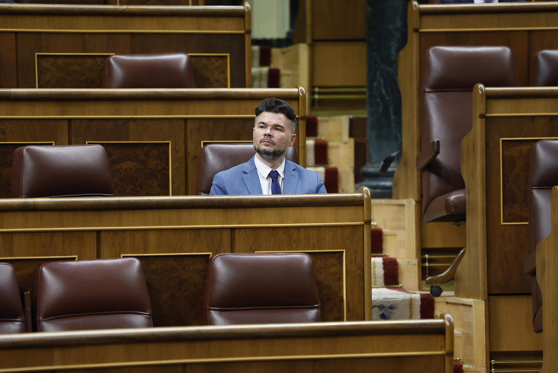 El portavoz parlamentario de ERC, Gabriel Rufián, en su escaño este miércoles en el Congreso. EFE/Chema Moya