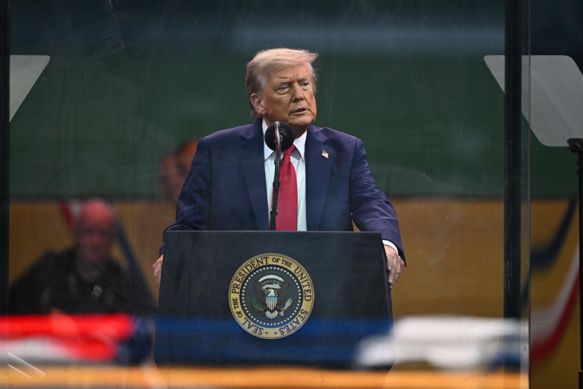 El presidente de Estados Unidos, Donald Trump, habla durante el desfile por el 250.º aniversario del Ejército de EE. UU., este sábado en Washington, DC. EFE/EPA/KENNY HOLSTON / POOL