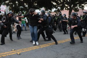 Agentes de la Policía fueron captados este martes, 10 de junio, al detener a un ciudadano, durante las protestas contra las redadas a migrantes presuntamente indocumentados y la presencia de la Guardia Nacional, en Los Ángeles (CA, EE.UU.). EFE/Allison Dinner