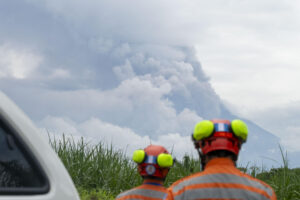 Fotografía cedida por la Coordinadora Nacional para la Reducción de Desastres (Conred) de integrantes de una brigada observando la erupción del volcán de Fuego. EFE/ Conred