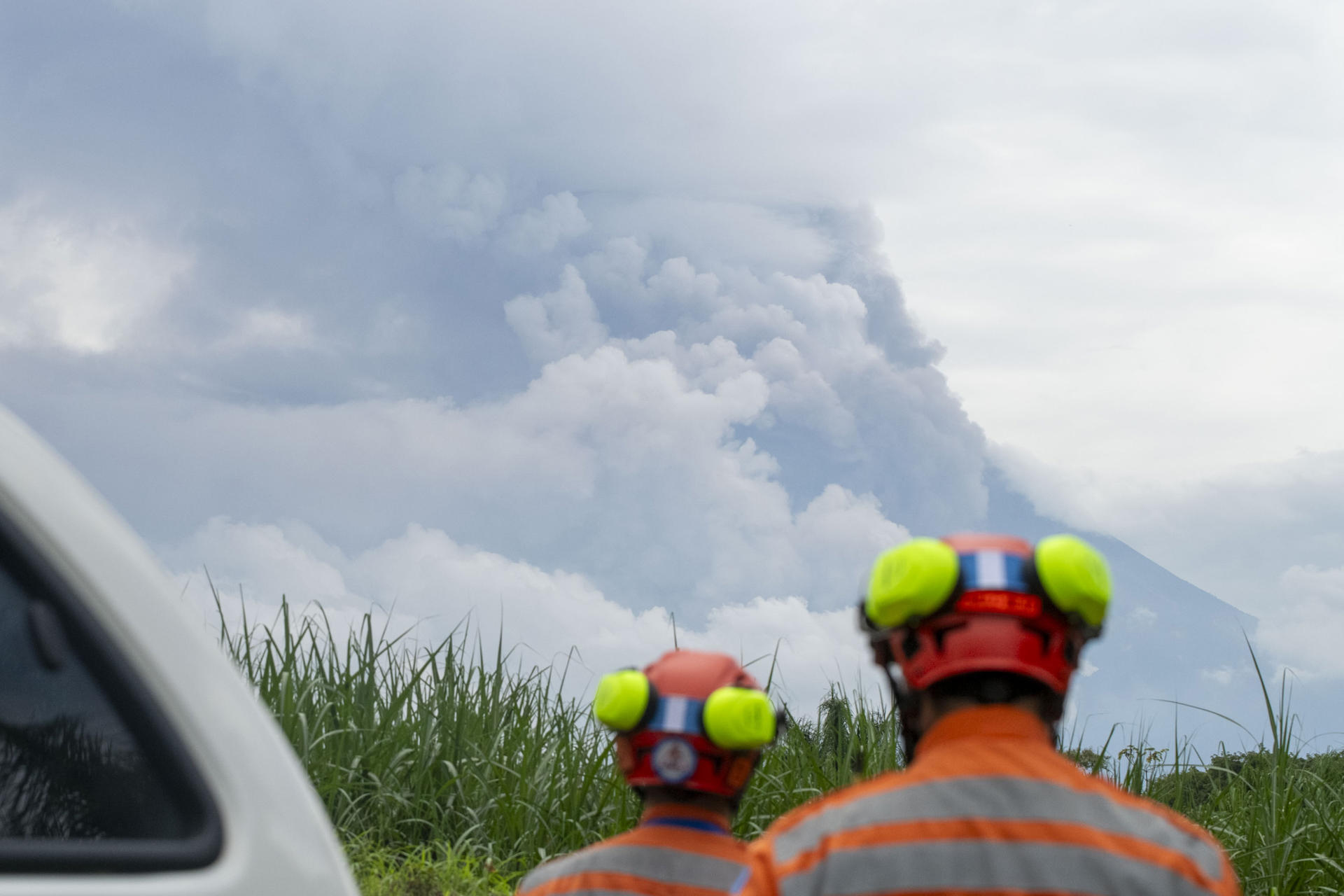 Fotografía cedida por la Coordinadora Nacional para la Reducción de Desastres (Conred) de integrantes de una brigada observando la erupción del volcán de Fuego. EFE/ Conred
