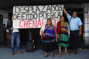 Indígenas desplazados participan en una protesta este lunes, en Tuxtla Gutiérrez, Chiapas (México). EFE/ Carlos López