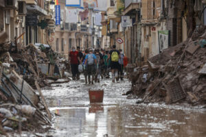 Calles de Paiporta encharcadas por la lluvia días después del paso de la dana. EFE/ Manuel Bruque